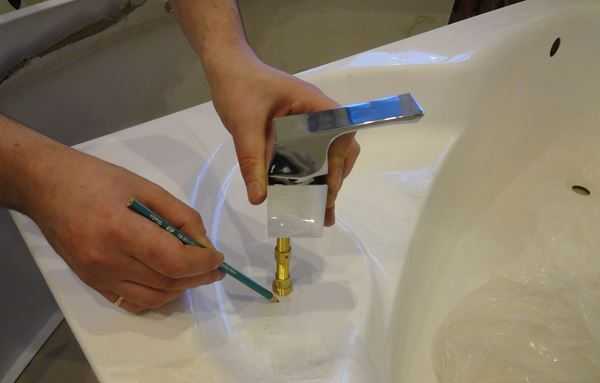 Как просверлить отверстие в чугунной ванне: процесс