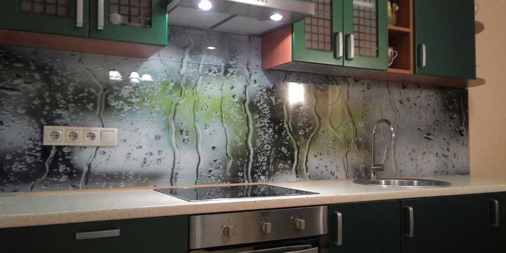 Кухонный фартук из стекла: виды и сочетаемость с интерьером