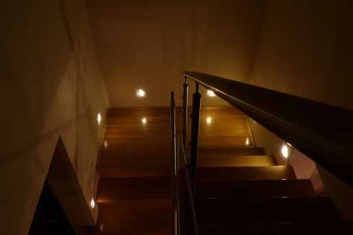 Подсветка лестницы в доме является очень важным фактором, отвечающим за безопасность и удобство использования конструкции При помощи освещения можно