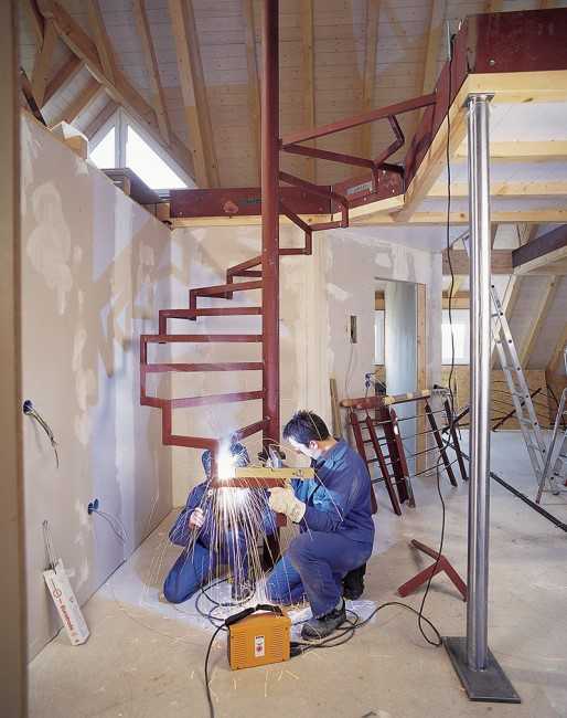 Как оформить окно на лестнице в частном доме