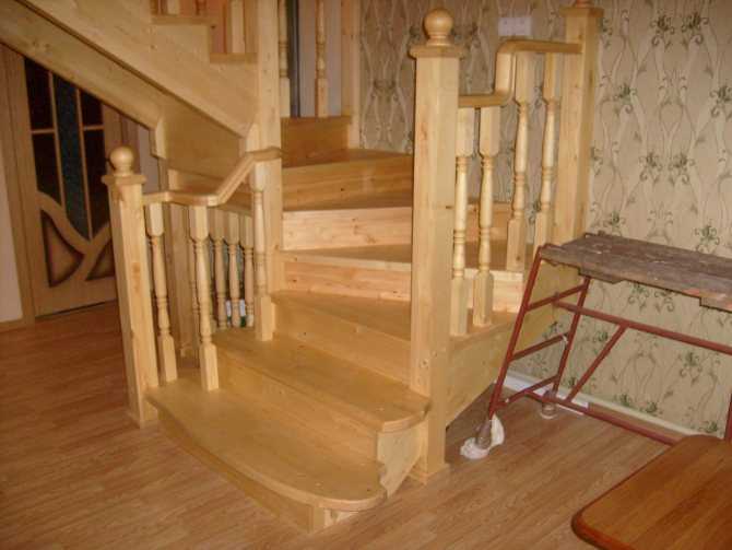 Покраска лестницы из сосны