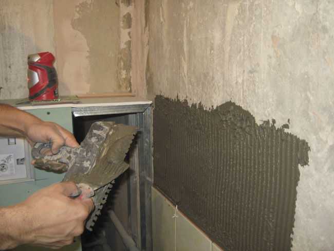 Подготовка стен под плитку: как выровнять и чем штукатурить