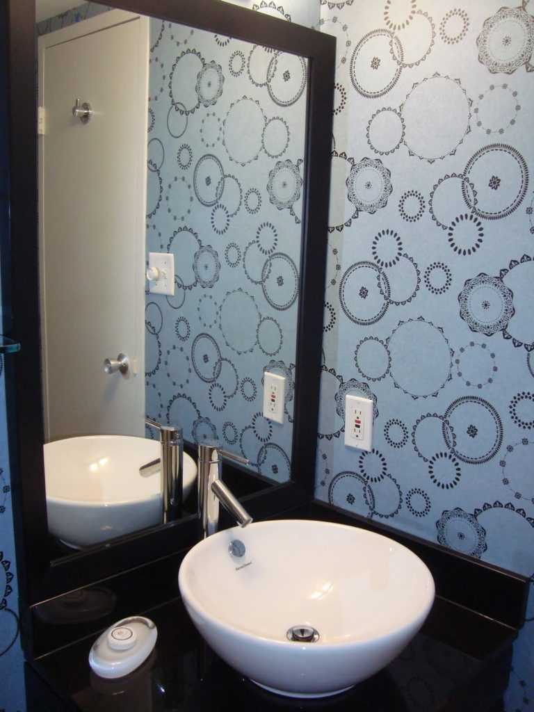 Каждая деталь в доме должна радовать своего владельца поэтому даже в ванной следует поклеить обоиСовременные технологии способны создавать настенные