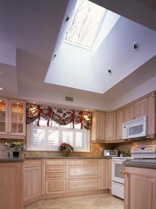 Насколько удобна кухня до потолка:  дизайн интерьера с высокими шкафами