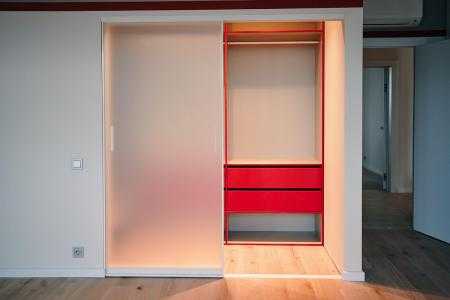 Какие выбрать раздвижные двери для гардеробной комнаты: 13 фото в интерьере