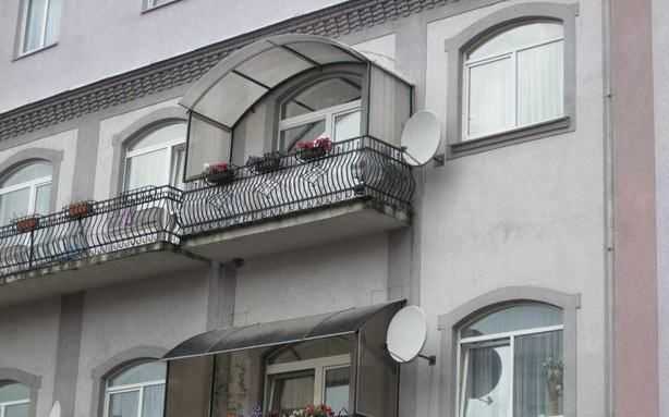 Устройство козырька на балконе