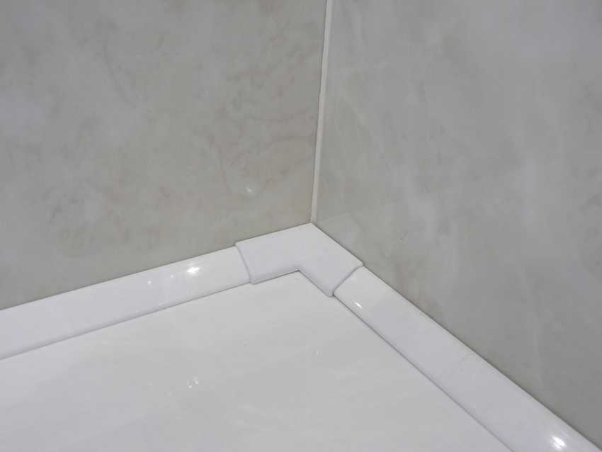 Как выбрать и установить плинтус для закрытия стыка между стеной и ванной