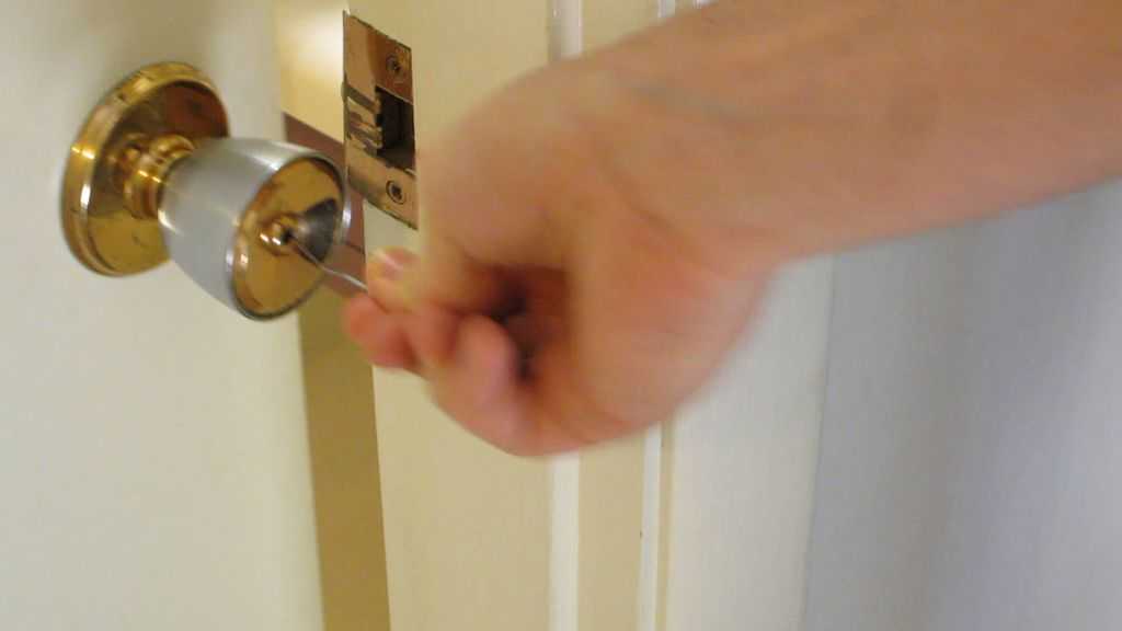 Если захлопнулась межкомнатная дверь - как правильно ее открыть без повреждений?