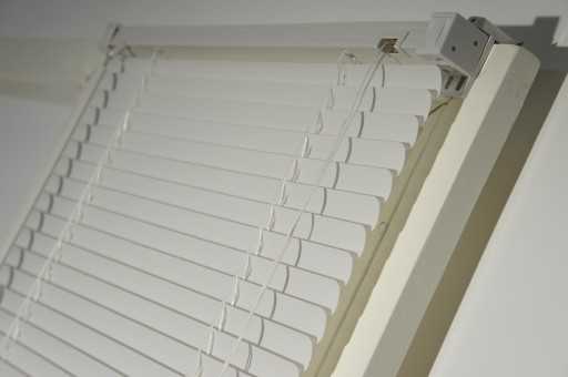Рулонные шторы на пластиковые окна как крепить без сверления пошаговая установка и ремонт механизма