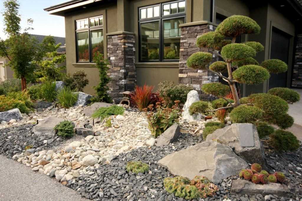 Декоративные камни для ландшафтного дизайна сада и клумб на даче: цветная галька, крупный искусственный булыжник
 - 26 фото