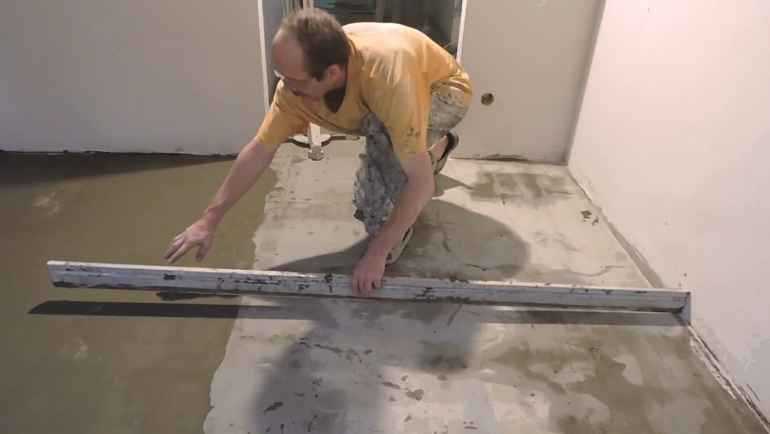 Как выровнять бетонный пол под линолеум
