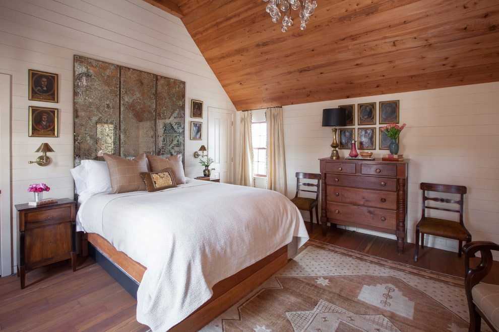 Спальня в дереве: интерьер в деревянном доме из бруса на втором этаже - 24 фото