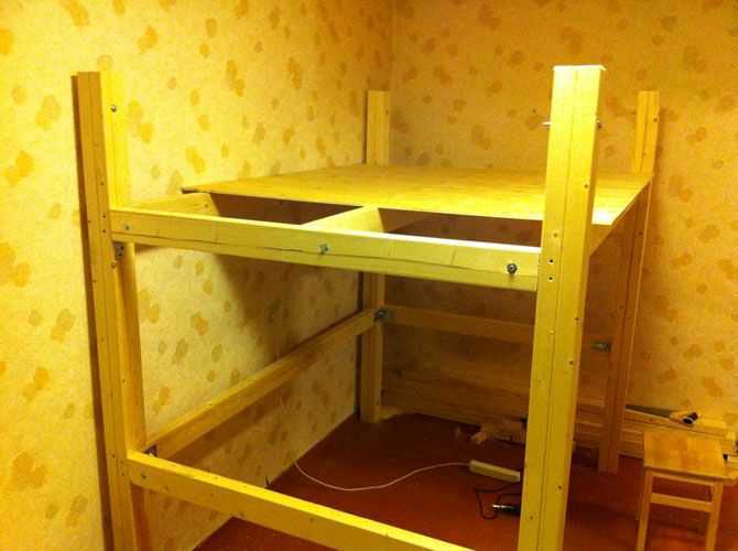 Требования к двухъярусной кровати Если в семье двое детей, но не так много квадратных метров, то отличным вариантом для организации спальных мест для