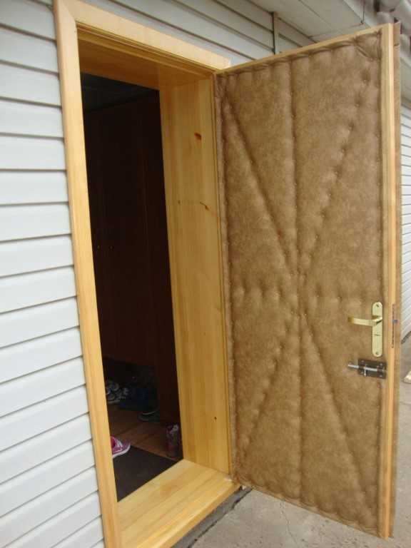 ?как утеплить деревянную дверь в частном доме: основные этапы