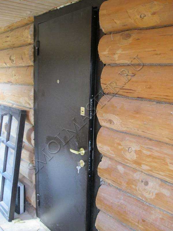 Железная дверь в деревянный дом: установка, правильная инструкция