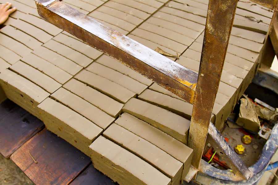 Что такое деревянные кирпичи и как они применяются в строительстве