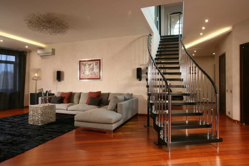 Дизайн винтовой лестницы на второй этаж в частном доме на фото Красивые металлические и деревянные лестницы для дачи Лестницы из дерева и металла в гостиной