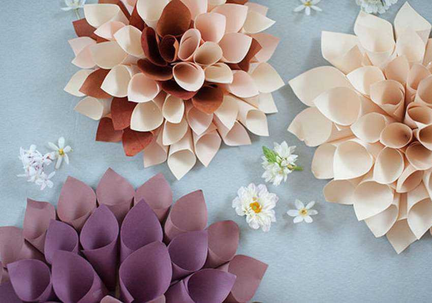Как сделать цветы из бумаги для зала?