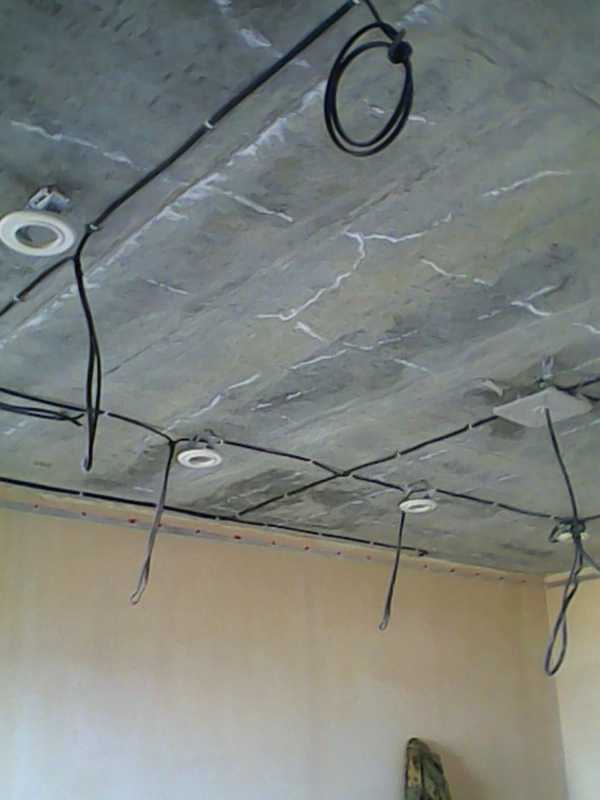 Огромной популярностью сегодня пользуются подвесные потолки, выполненные из различных материалов Такие конструкции могут быть монтированы из