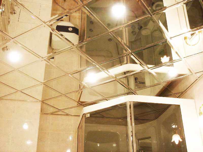 Зеркальный потолок – стоит ли