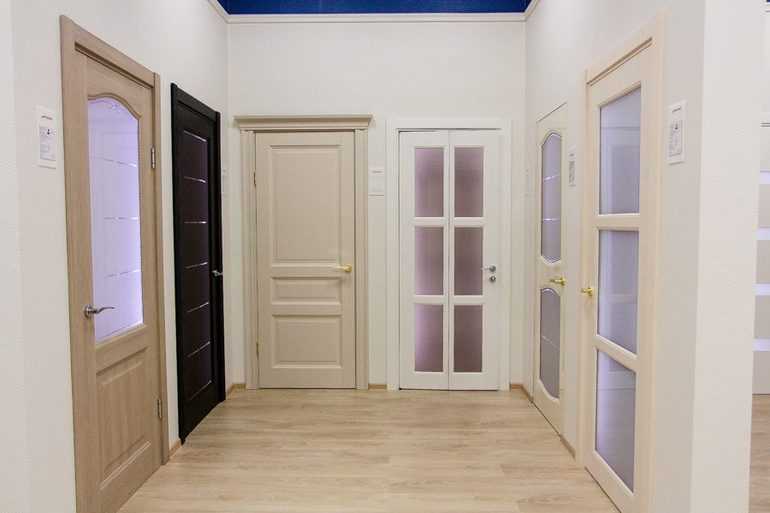 Светлые межкомнатные двери в интерьере +75 фото - «декор»